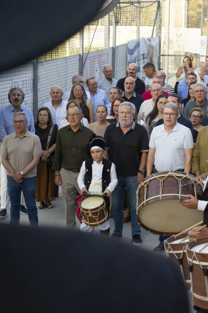 Neno de Airiños de Arnoia toca o tamboril co traxe tradicional galego na inauguración