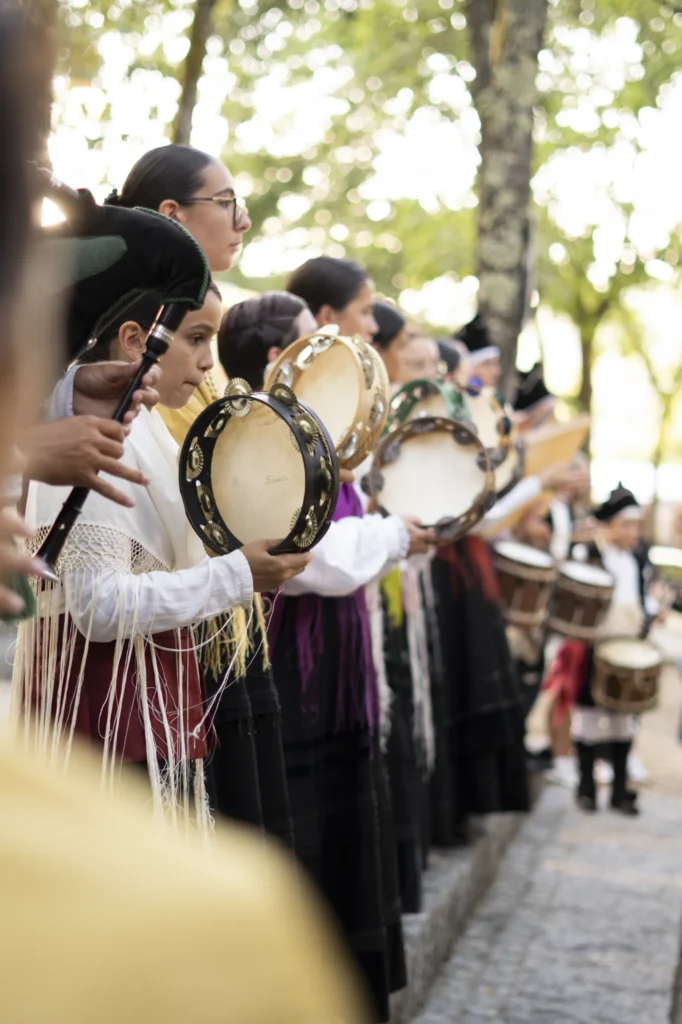 Fila de pandeireteiras de Airiños de Arnoia durante o desfile pola carballeira da festa