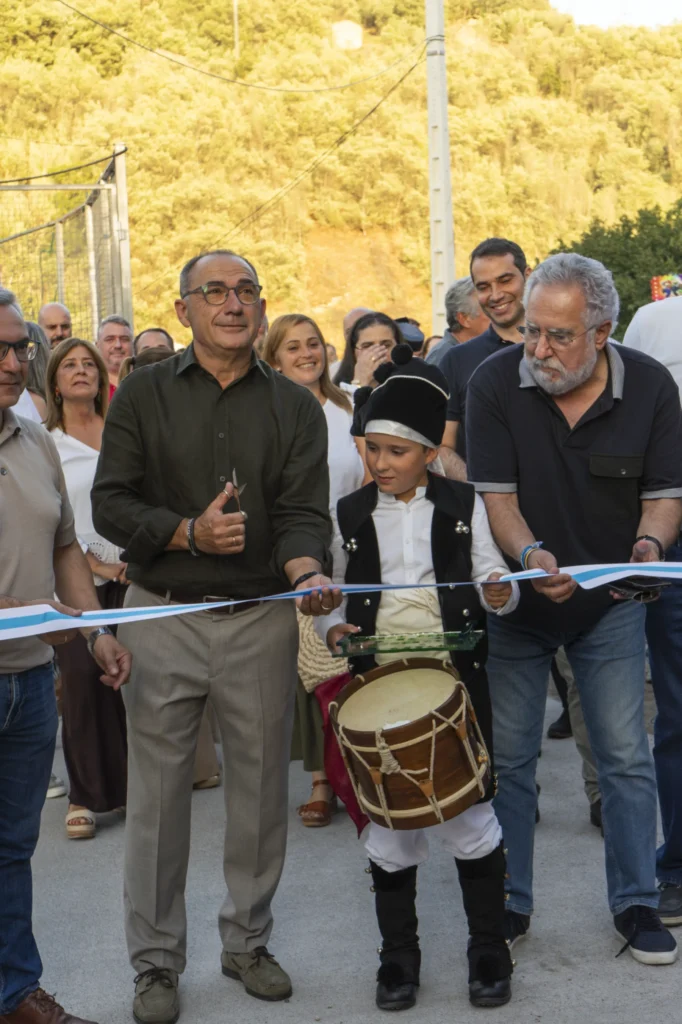 O alcalde de A Arnoia, o presidente da Deputación de Ourense Luís Menor e o presidente do Parlamento de Galicia Miguel Santalices cortan a cinta inaugural da XLVII Festa do Pemento de Arnoia