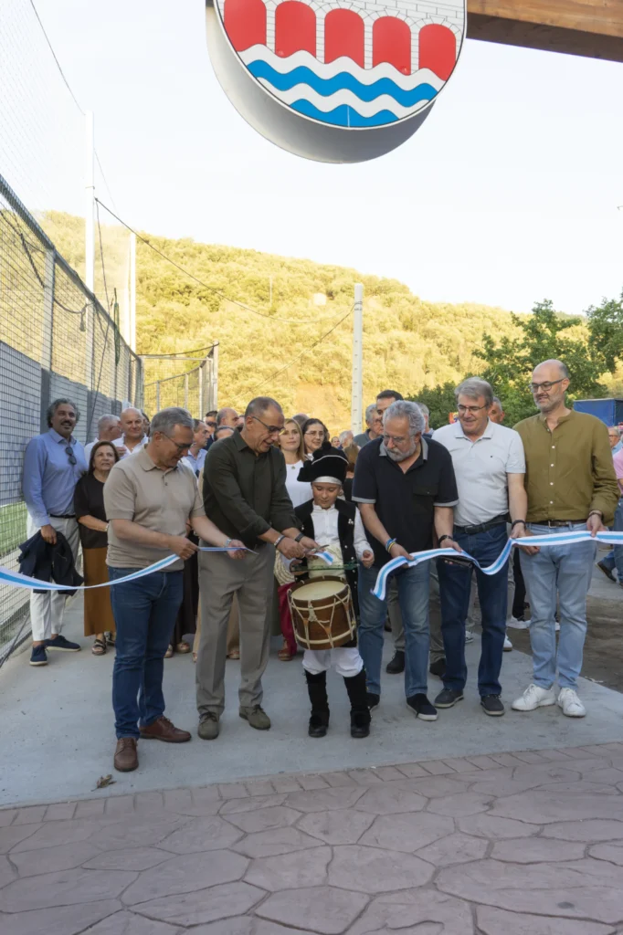 O alcalde de A Arnoia, o presidente da Deputación de Ourense Luís Menor e o presidente do Parlamento de Galicia Miguel Santalices durante o corte da cinta inaugural da festa do pemento