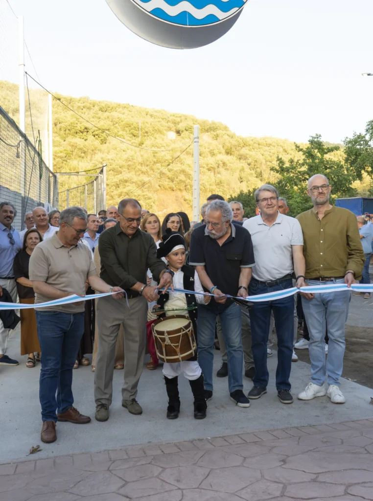 O alcalde de A Arnoia, o presidente da Deputación de Ourense Luís Menor e o presidente do Parlamento de Galicia Miguel Santalices no acto de corte da cinta que abre o recinto da festa