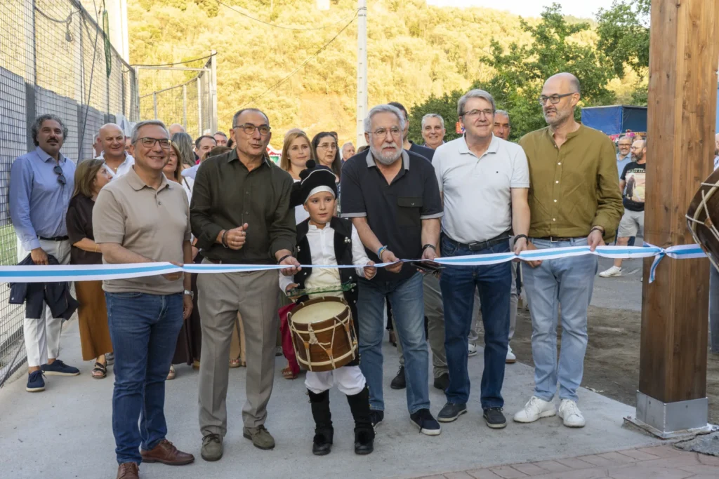 O alcalde de A Arnoia, o presidente da Deputación de Ourense Luís Menor e o presidente do Parlamento de Galicia Miguel Santalices cortan a cinta inaugural xunto a un neno tamborileiro con traxe tradicional