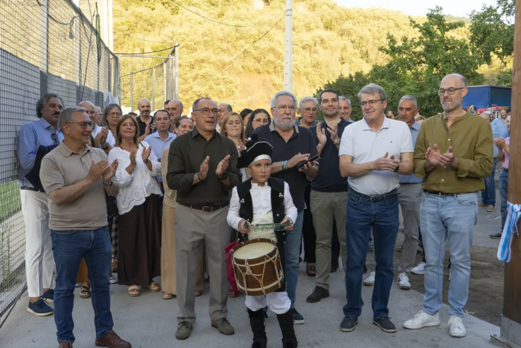 O alcalde de A Arnoia, o presidente da Deputación de Ourense Luís Menor e o presidente do Parlamento de Galicia Miguel Santalices aplauden coa veciñanza na apertura oficial do recinto
