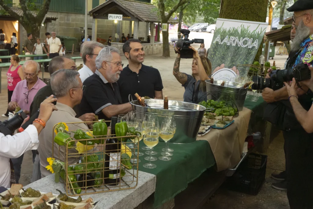 O alcalde de A Arnoia, o presidente da Deputación de Ourense Luís Menor e o presidente do Parlamento de Galicia Miguel Santalices presentan o pemento da Arnoia ante os medios, con viño branco e tapas