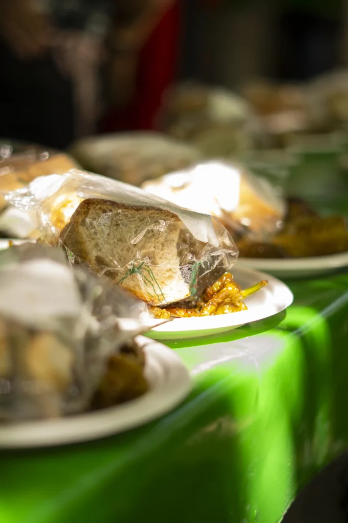 Fila de pratos con bocadillos e pementos fritos listos para servir na degustación
