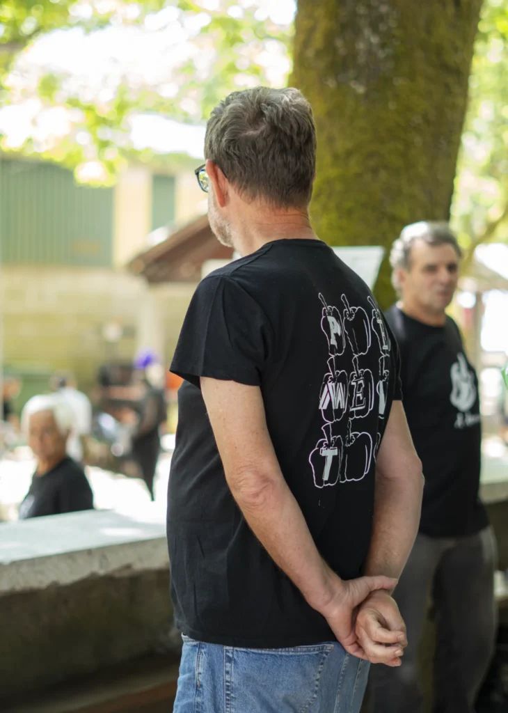 Dous homes coas camisolas negras da festa, co nome PEMENTO estampado nas costas