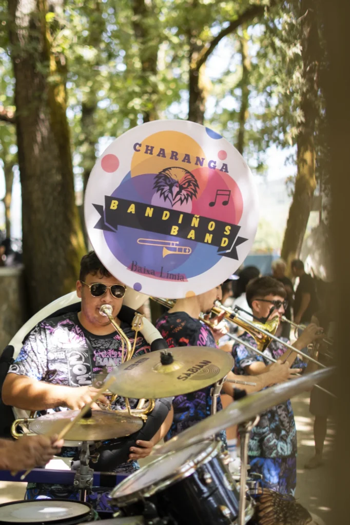 Charanga con batería, bombo e metais anima o recinto baixo os carballos