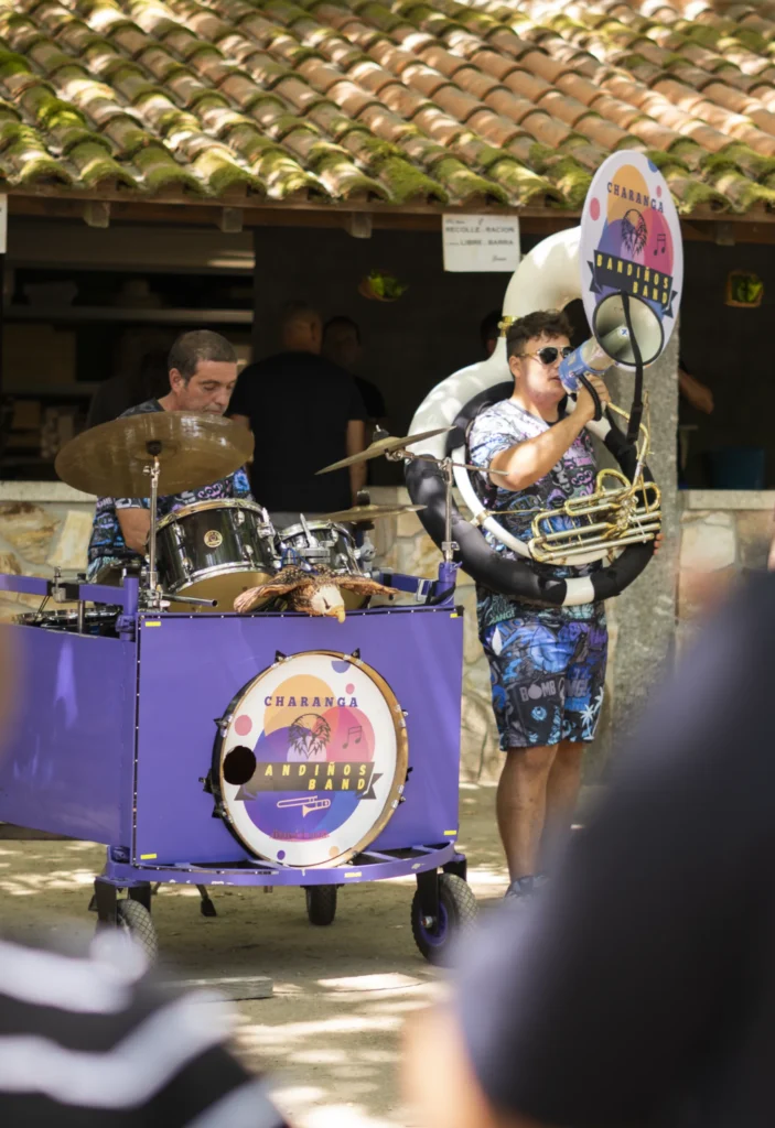 Charanga con batería e sousafón animando o recinto da festa ao mediodía