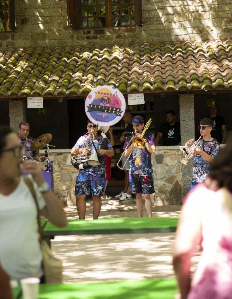 Charanga de metais anima o recinto da festa diante do edificio de pedra da carballeira
