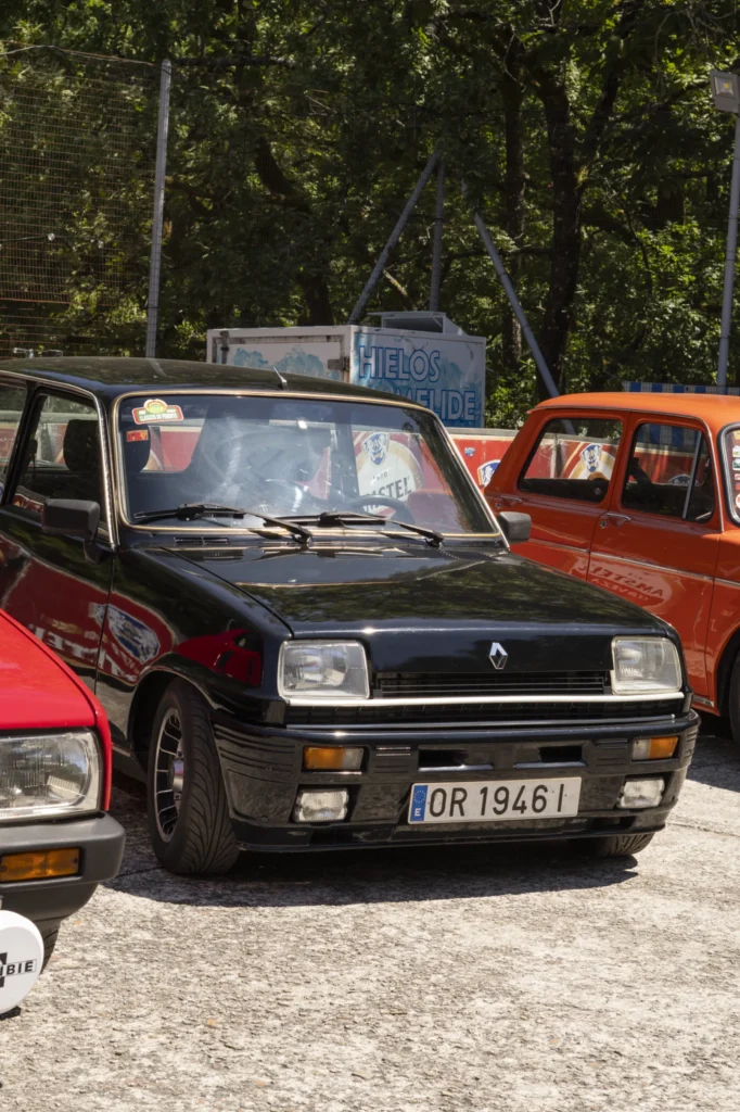 Renault 5 negro e outros coches clásicos expostos no recinto da Festa do Pemento