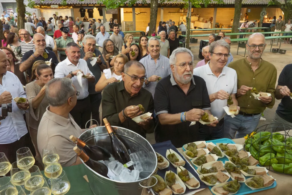 Autoridades e visitantes proban pementos con pan e viño branco na degustación da festa