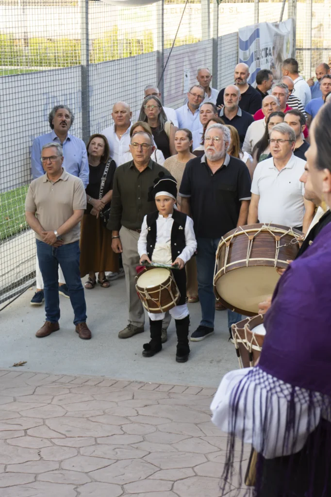 Neno con traxe tradicional e tamboril diante do público na inauguración da festa