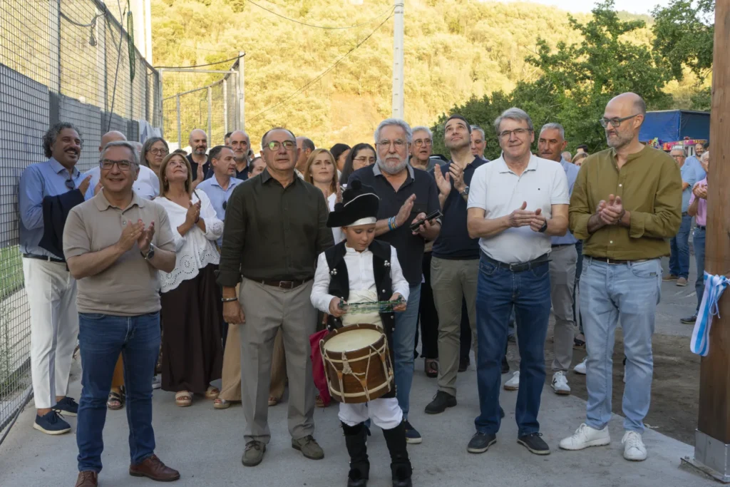 Neno tamborileiro rodeado de asistentes que aplauden na inauguración da Festa do Pemento 2026