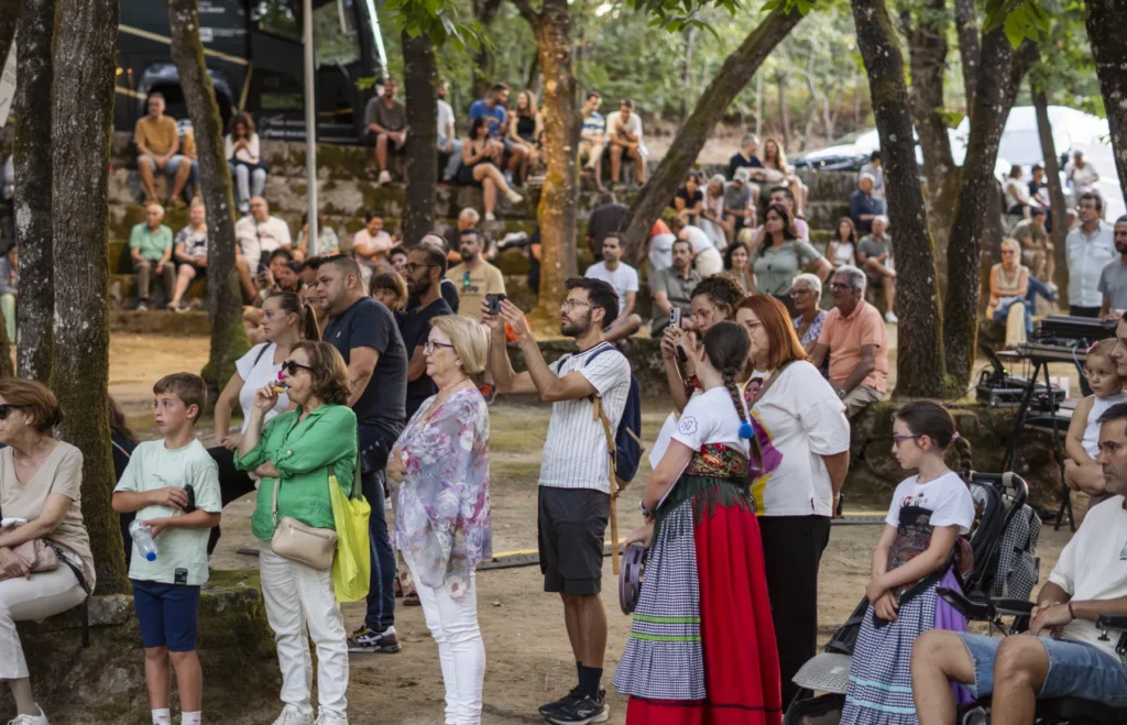 Público de todas as idades segue a actuación, con nenas vestidas de traxe tradicional