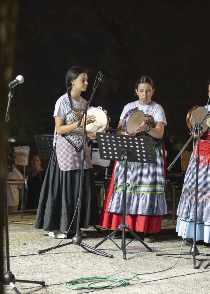 Rapazas con saias tradicionais tocan a pandeireta na actuación nocturna da Festa do Pemento