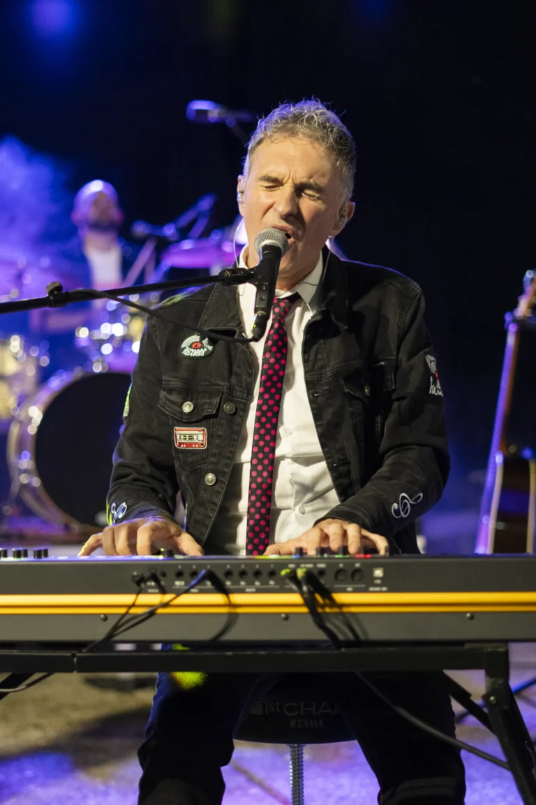 Teclista canta con paixón diante do seu piano no concerto nocturno da Festa do Pemento