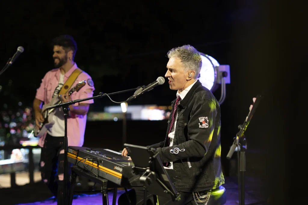 Teclista e guitarrista comparten escenario baixo os focos durante o concerto nocturno da festa
